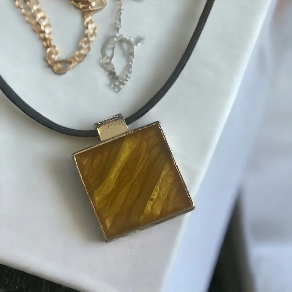 🌺 Vintage Kenneth‎ Cole amber pendant necklace